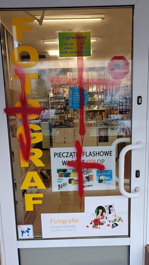 drzwi pomalowane czerwoną farbą