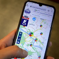 Telefon trzymany w ręku z otwartą aplikacją Krajowa Mapa Zagrożeń Bezpieczeństwa