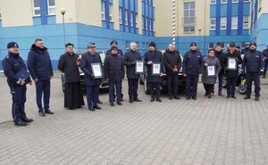 Uroczystość przekazania radiowozów w KMP Ostrołęka