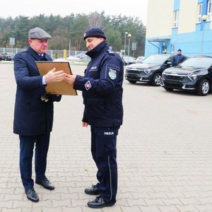 Uroczystość przekazania radiowozów w KMP Ostrołęka