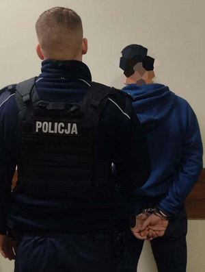 policjant obok zatrzymany