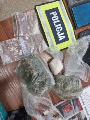 na stole leżą w torebkach narkotyki, waga elektroniczna i gotówka