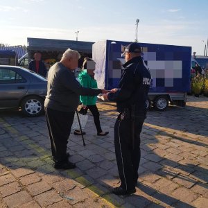 policjant na targowisku - zdjęcie poglądowe