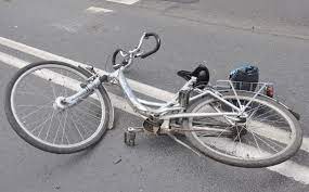 rower leży na jezdni - zdjęcie poglądowe