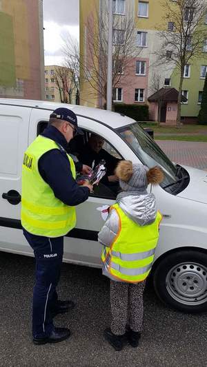 Policjanci z uczniami prowadzą działania profilaktyczne