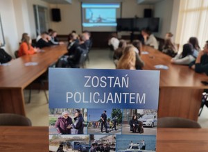 spotkanie w KMP w Ostrołęce policjantów z uczniami
