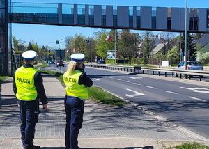 policjanci kontrolują prędkość kierowców