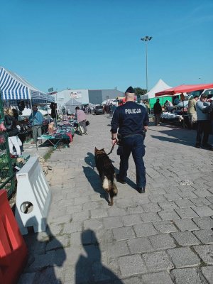 policjant patroluje rejon targowiska - zdjęcie poglądowe