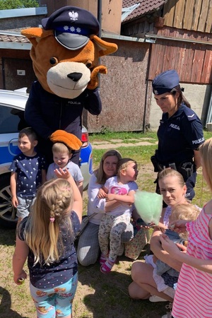 Policjanci z Ostrołęki uczą bezpieczeństwa na piknikach i festynach