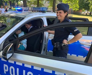 Policjanci z Ostrołęki uczą bezpieczeństwa na piknikach i festynach