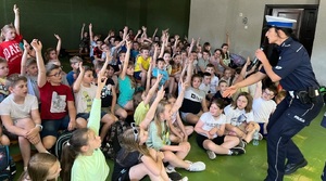 Policjantki z ostrołęckiej drogówki prowadzą z uczniami spotkanie profilaktyczne