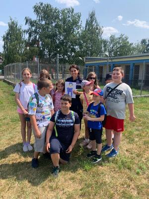 Policjanci rozmawiali z dziećmi o ich bezpieczeństwie podczas wakacji