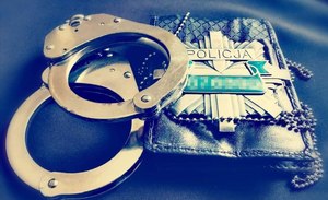 legitymacja policyjna, obok kajdanki