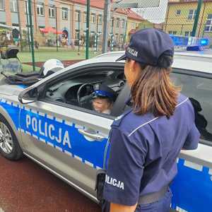 Policjanci z Ostrołęki uczą bezpieczeństwa na piknikach i festynach - kontynuacja akcji „KRĘCI MNIE BEZPIECZENSTWO NAD WODĄ”