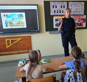 spotkanie policjantów z dziećmi w ramach akcji bezpieczna droga do szkoły