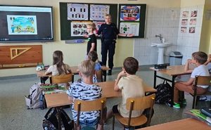spotkanie policjantów z dziećmi w ramach akcji bezpieczna droga do szkoły