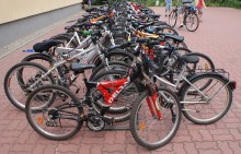 rowery stojące przed budynkiem