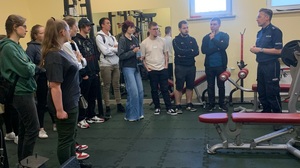 DZIEŃ PRACY Z POLICJANTEM - OSTROŁĘCCY POLICJANCI PRZYBLIŻAJĄ MŁODZIEŻY SŁUŻBĘ W POLICJI – ZAPRASZAMY W NASZE SZEREGI