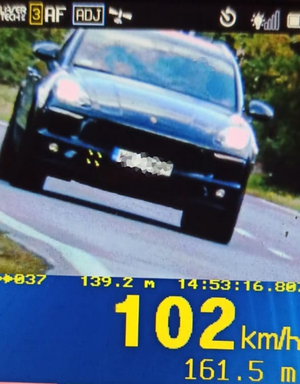 Na zdjęciu ekran miernika prędkości, na nim pojazd porsche