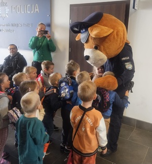 spotkanie profilaktyczne policjantów z przedszkolakami