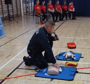 policjanci uczą uczniów udzielania pierwszej pomocy