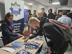 policjanci promują swoją służbę