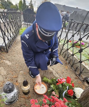 Policjanci oddają hołd na grobie poległych policjantów