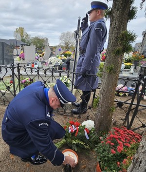 Policjanci oddają hołd na grobie poległych policjantów