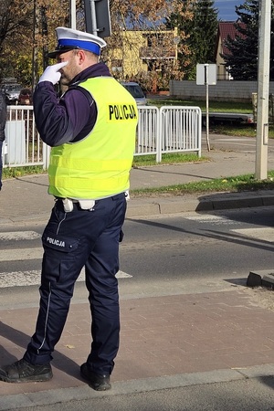 policjant kieruje ruchem