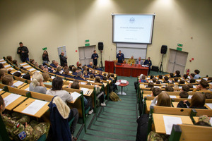 DEBATA EWALUACYJNA  - OSTROŁĘCCY POLICJANCI ROZMAWIALI Z MIESZKAŃCAMI O CYBERPRZESTĘPCZOŚCI