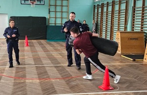 Policjanci prowadzą test sprawnościowy do służby w Policji dla klas mundurowych