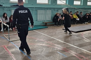 Policjanci prowadzą test sprawnościowy do służby w Policji dla klas mundurowych