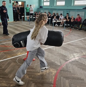 Policjanci prowadzą test sprawnościowy do służby w Policji dla klas mundurowych