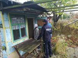 policjanci kontrolują miejsca, gdzie mogą przebywać osoby bezdomne