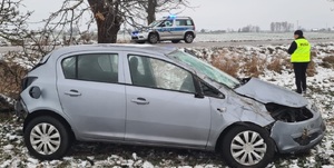 uszkodzony po kolizji opel - w tle policjantka