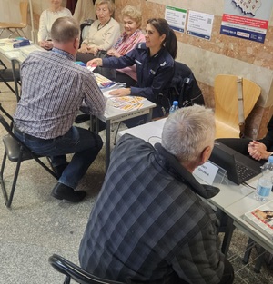 policjanci spotykają się z seniorami i rozmawiają o ich bezpieczeństwie