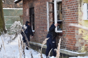 policjanci kontrolują miejsca, gdzie mogą przebywać osoby zagrożone wychłodzeniem organizmu