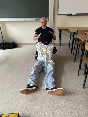 spotkanie policjanta z uczniami na temat służby w Policji