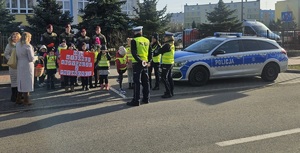 policjanci i uczniowie podczas policyjnej akcji &quot; Z miłości do bezpieczeństwa&quot;