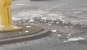 leżący lód na drodze