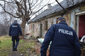 policjanci kontrolują pustostany