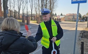 policjant wręcza kwiaty