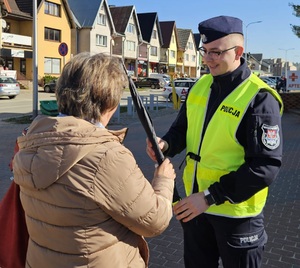 policjant wręcza kwiaty