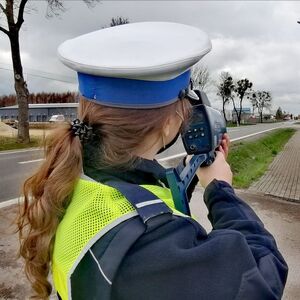 policjantka mierzy prędkość