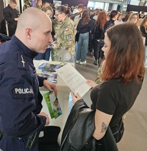 ZOSTAŃ JEDNYM Z NAS - OSTROŁĘCCY POLICJANCI ROZMAWIALI Z MŁODZIEŻĄ O SWOJEJ SŁUŻBIE NA MŁODZIEŻOWYCH TARGACH EDUKACJI I PRACY