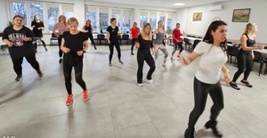 zajęcia na kursie samoobrony dla Kobiet „Bądź Bezpieczna” - poprowadziła je ostrołęcka policjantka