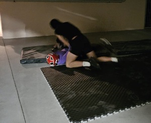 symulowany atak agresora na kobietę