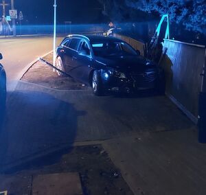 samochód uderzył w ogrodzenie