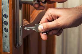 ktoś wkłada klucz do zamka