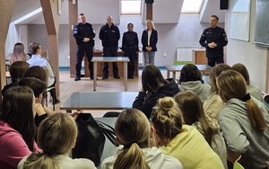 spotkanie policjantów z uczniami promujące służbę w Policji